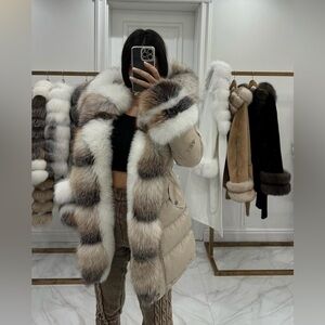 Elegant parka with fox fur Fur details